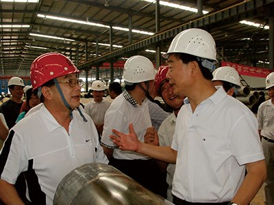 原湖南省省委常委、常務(wù)副省長于來山視察生產(chǎn)車間時與彭琪董事長親切交談